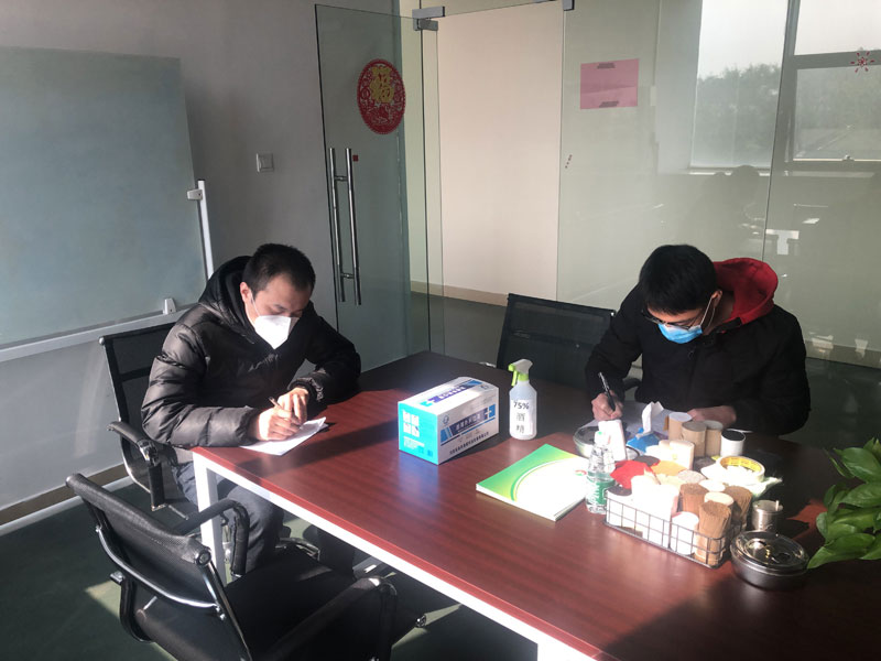 發放口罩，填寫登記表